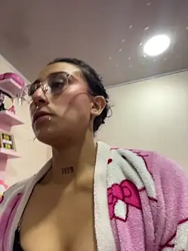 Violeet-Smith online show from October 2025 07:19:02 PM