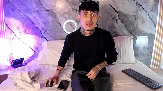 enzorodriguezz online show from November 2025 01:01:02 PM