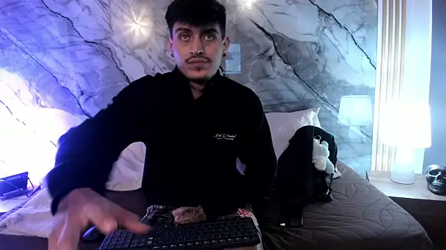 enzorodriguezz online show from November 2025 01:00:02 PM