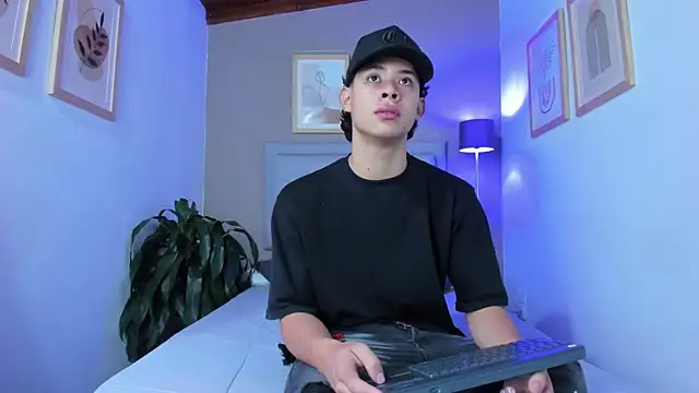 ApoloRicci online show from October 2025 07:18:01 PM