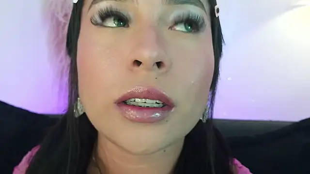 Snapshot of mia_roux1 chatting on May 2026 09:33:02 PM mia roux1 online show from May 2026 09:33:02 PM