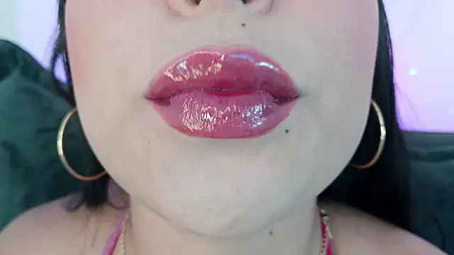 Snapshot of mia_roux1 chatting on May 2026 10:28:02 PM mia roux1 online show from May 2026 10:28:02 PM