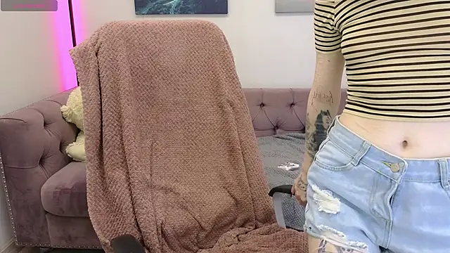 Emma Kirks online show from November 2025 03:11:02 PM