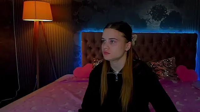 LuisaClover online show from November 2025 01:25:02 PM