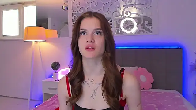 LuisaClover online show from April 2026 12:25:01 PM