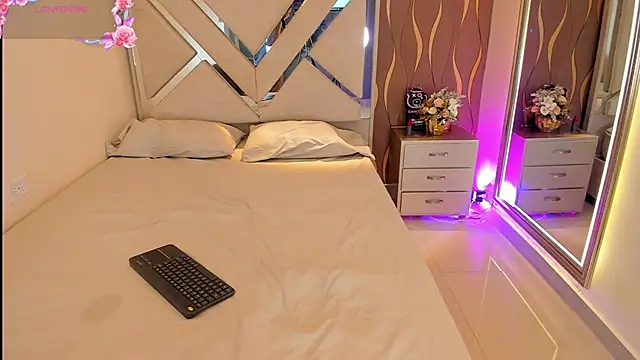 iam nicolle online show from November 2025 01:46:01 PM