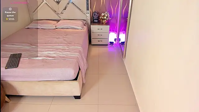 iam nicolle online show from November 2025 01:44:01 PM