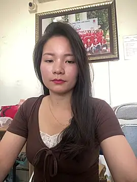 Bee Yellow00 online show from April 2026 07:45:01 AM