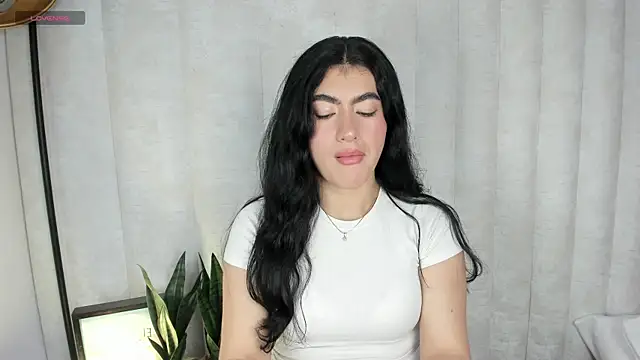 Snapshot of Emii_rous chatting on November 2025 09:48:02 PM Emii rous online show from November 2025 09:48:02 PM