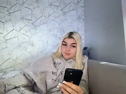 rosie-hipstergal online show from November 2025 01:32:01 PM