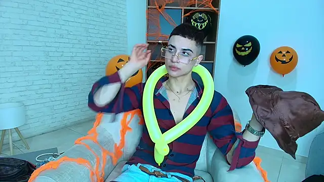 Snapshot of MatheoMontclair chatting on October 2025 04:29:02 AM MatheoMontclair online show from October 2025 04:29:02 AM