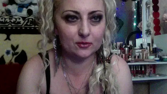 Snapshot of xHot_Amazonq chatting on December 2025 05:52:02 PM xHot Amazonq online show from December 2025 05:52:02 PM