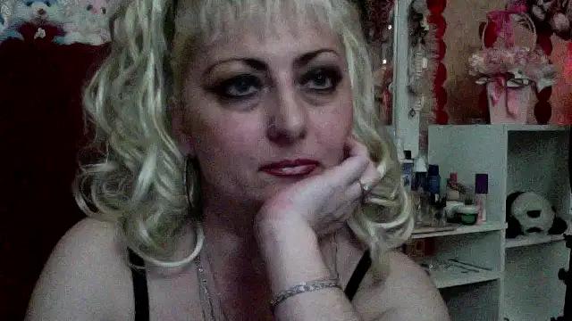 Snapshot of xHot_Amazonq chatting on April 2026 04:45:02 PM xHot Amazonq online show from April 2026 04:45:02 PM