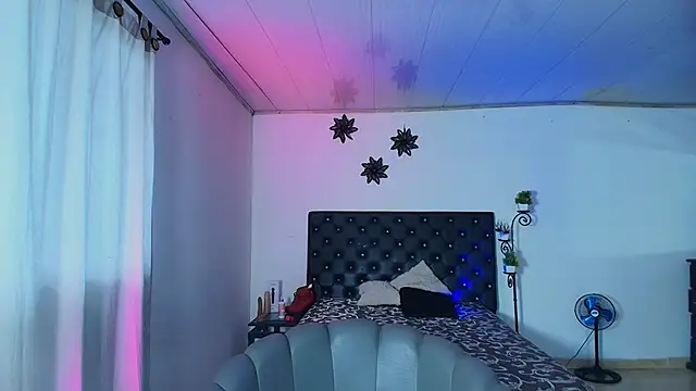 GiannaRoberts online show from November 2025 12:04:02 PM