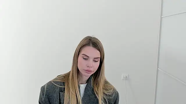 Snapshot of LinaBey chatting on November 2025 12:56:01 PM LinaBey online show from November 2025 12:56:01 PM