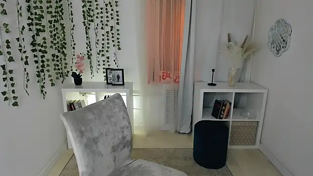 Evanessa Johns online show from December 2025 10:35:02 AM