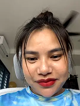 Snapshot of VinaVibe chatting on October 2025 04:49:01 AM VinaVibe online show from October 2025 04:49:01 AM