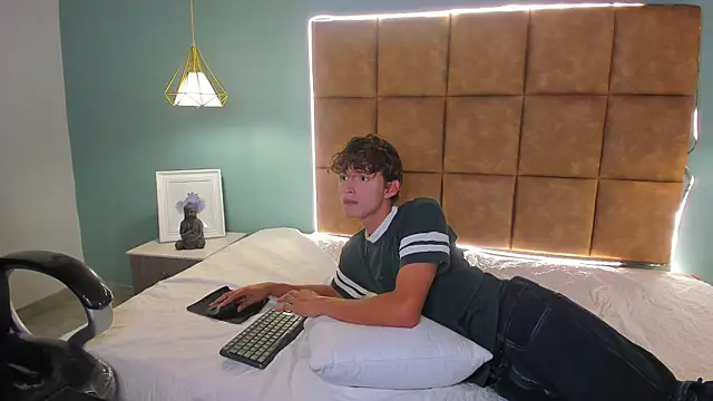 NicolasFerrer18 online show from November 2025 07:34:02 PM