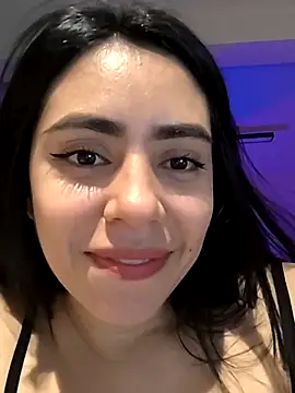 Snapshot of Sara-215 chatting on December 2025 01:33:02 AM Sara-215 online show from December 2025 01:33:02 AM