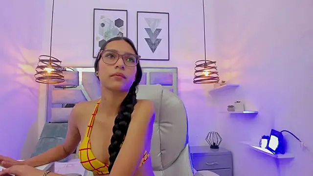 laura stuar online show from October 2025 11:55:02 AM