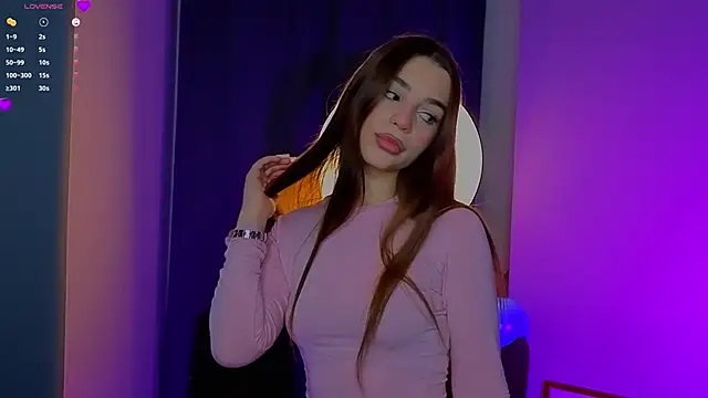 LauraHansil online show from April 2026 07:08:01 PM