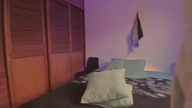 estmonnn online show from December 2025 10:03:01 PM