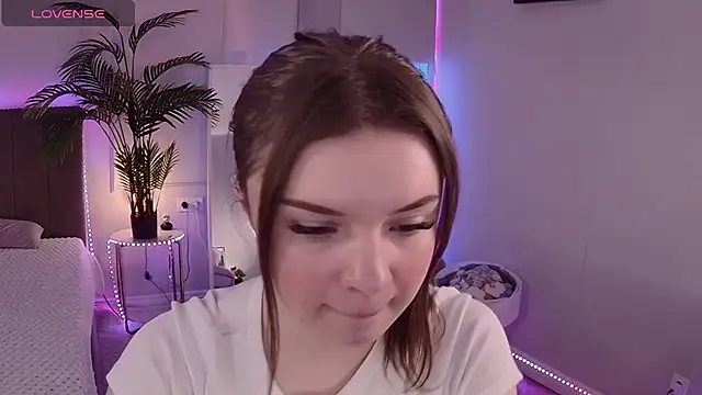 Snapshot of Alice_Bloome chatting on October 2025 09:11:01 AM Alice Bloome online show from October 2025 09:11:01 AM