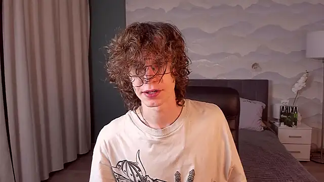 Snapshot of LeoBensyten chatting on February 2026 10:25:02 PM LeoBensyten online show from February 2026 10:25:02 PM