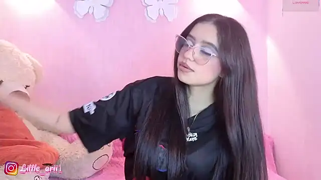 Snapshot of Little_arii chatting on May 2026 07:11:01 PM Little arii online show from May 2026 07:11:01 PM