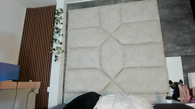 Liia Leens online show from February 2026 05:05:02 PM