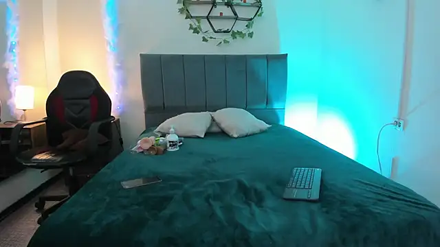 Lucerop  online show from December 2025 03:13:01 AM