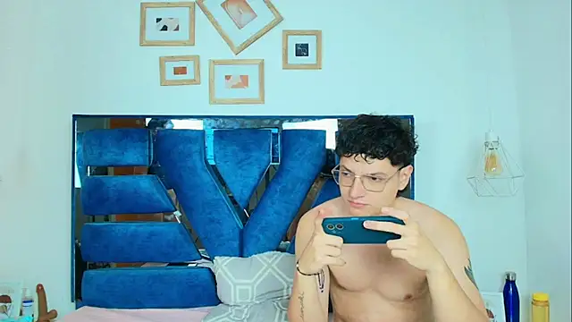 Zoe And Dylan  online show from January 2026 12:44:02 PM