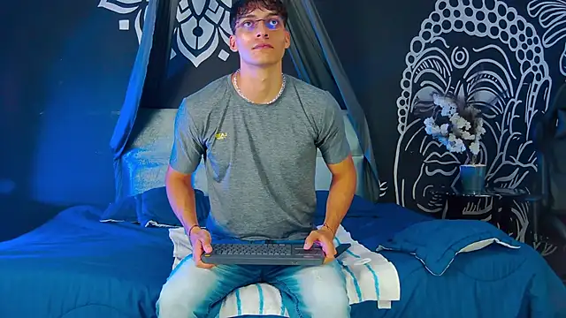 AlessioVitale online show from December 2025 12:01:02 PM