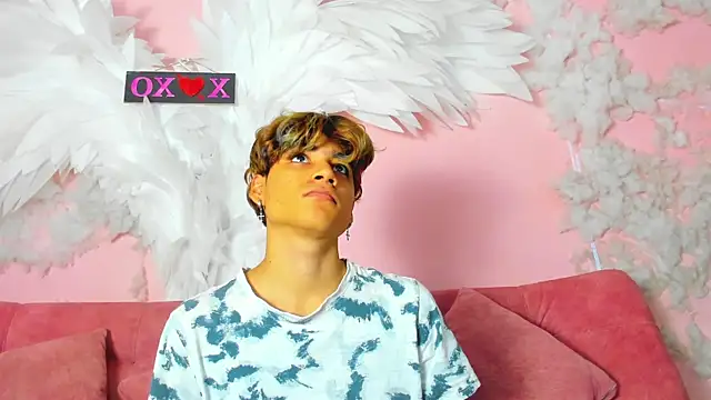 Leo Glow online show from November 2025 12:52:01 PM