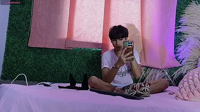 Leo Glow online show from March 2026 11:01:01 PM