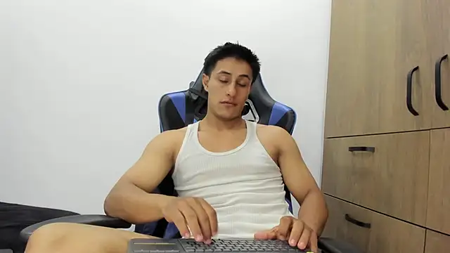 Snapshot of dorman_boy chatting on November 2025 06:38:02 AM dorman boy online show from November 2025 06:38:02 AM