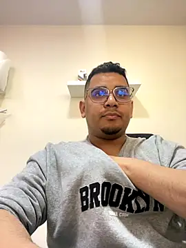 Snapshot of Dante_Valcur chatting on November 2025 02:18:01 PM Dante Valcur online show from November 2025 02:18:01 PM