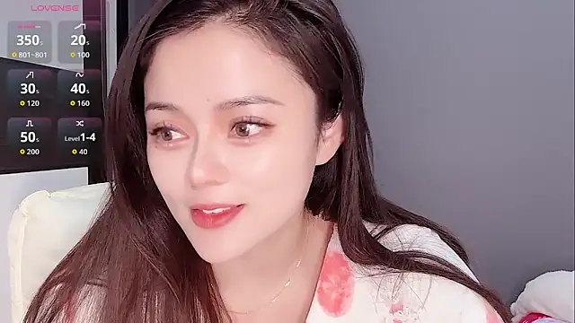 Yesenia- online show from November 2025 02:10:02 PM