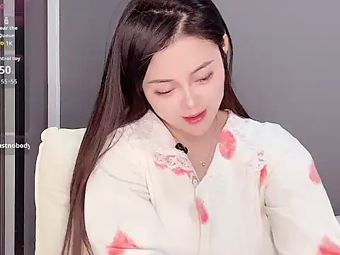 Yesenia- online show from November 2025 01:44:02 PM