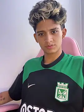 Snapshot of MassimoAlessandro chatting on November 2025 07:26:01 PM MassimoAlessandro online show from November 2025 07:26:01 PM