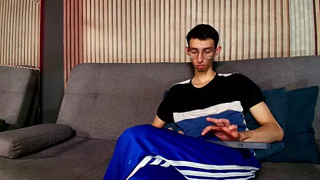 ZyroNight online show from November 2025 07:27:01 PM