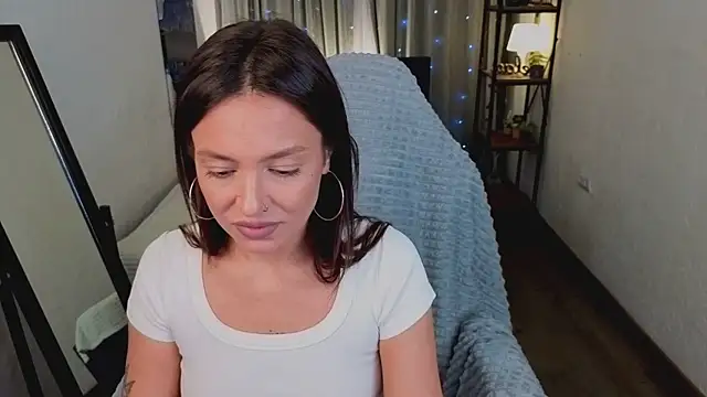 Naila Whisper online show from December 2025 11:13:02 PM