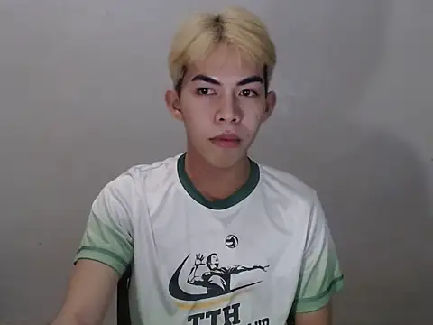 Snapshot of Urhotsilverboy chatting on June 2026 04:29:01 PM Urhotsilverboy online show from June 2026 04:29:01 PM