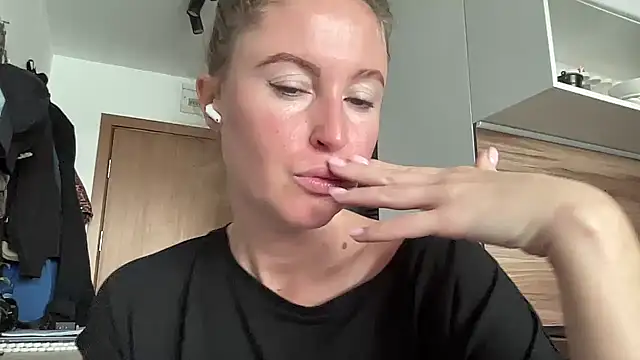 Snapshot of Ameli8 chatting on November 2025 10:57:02 AM Ameli8 online show from November 2025 10:57:02 AM