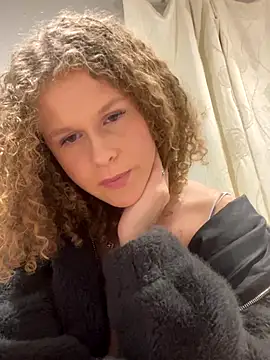 Snapshot of Bellaxo_1 chatting on November 2025 11:32:01 PM Bellaxo 1 online show from November 2025 11:32:01 PM