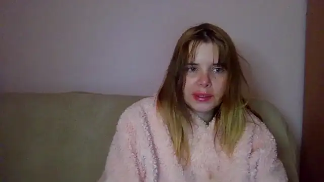 Snapshot of HornyElena chatting on November 2025 06:52:01 PM HornyElena online show from November 2025 06:52:01 PM