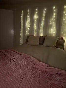 Snapshot of LillieMaee chatting on March 2026 09:18:02 PM LillieMaee online show from March 2026 09:18:02 PM