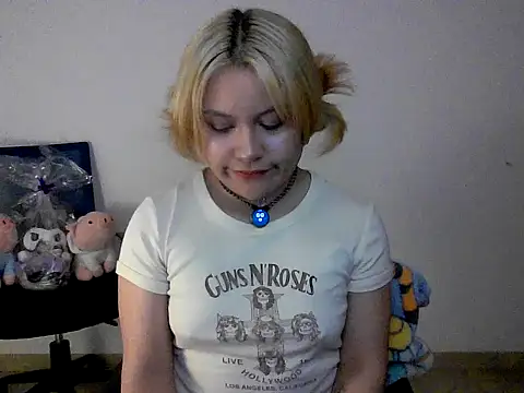 Snapshot of littlec4ke chatting on November 2025 02:21:01 AM littlec4ke online show from November 2025 02:21:01 AM