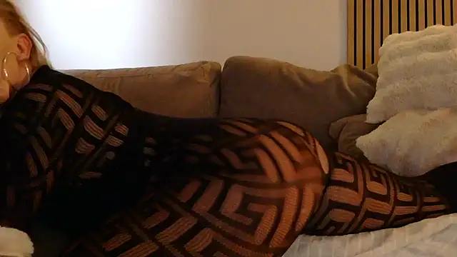 Snapshot of lorenarowena chatting on February 2026 03:15:02 PM lorenarowena online show from February 2026 03:15:02 PM