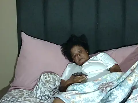 Snapshot of bigsexymama2 chatting on December 2025 02:18:01 AM bigsexymama2 online show from December 2025 02:18:01 AM